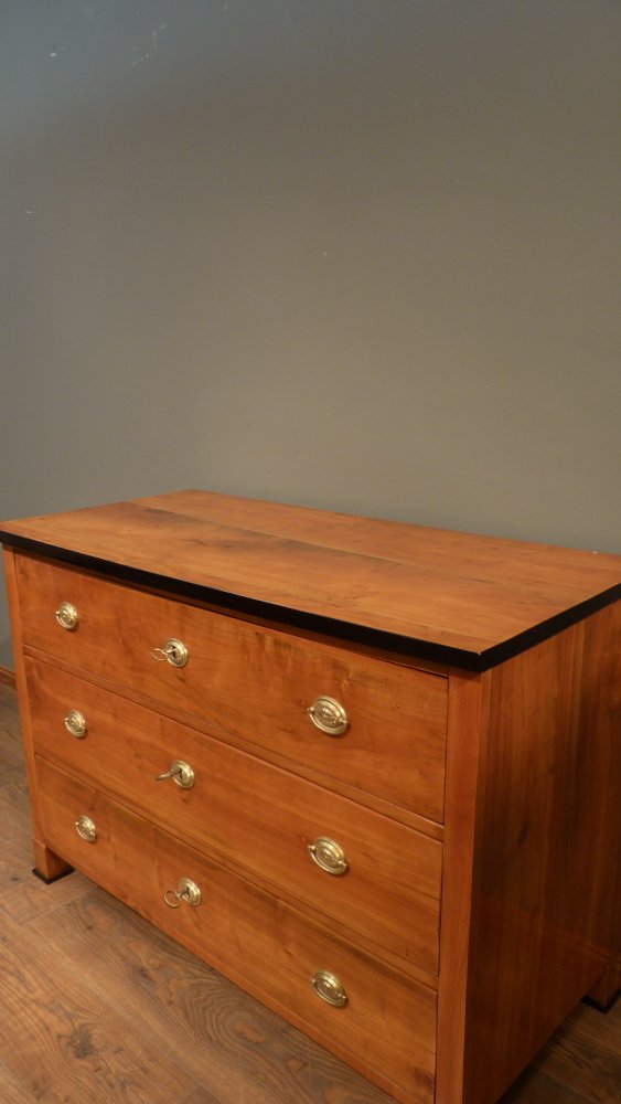 Schlichte Biedermeier Kommode, Kirschholz handpoliert um 1840 Schlichte Biedermeier Kommode, Kirschholz handpoliert um 1840
