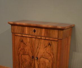 Schlichter Biedermeier Halbschrank, Nussbaum handpoliert um 1860