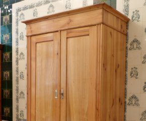 Schlichter Jugendstilschrank, Kiefer um 1910