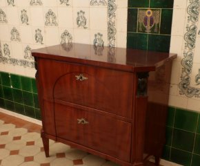 Seltene Biedermeierkommode, Mahagoni handpoliert um 1830
