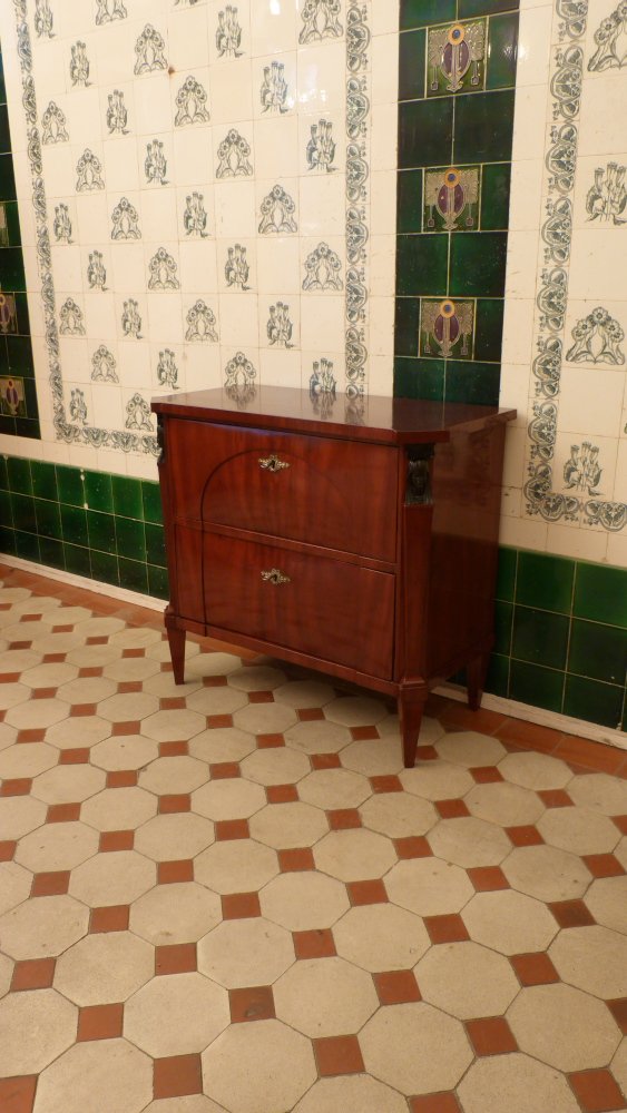 Zweischübige Biedermeierkommode, Mahagoni handpoliert um 1830 Zweischübige Biedermeierkommode, Mahagoni handpoliert um 1830