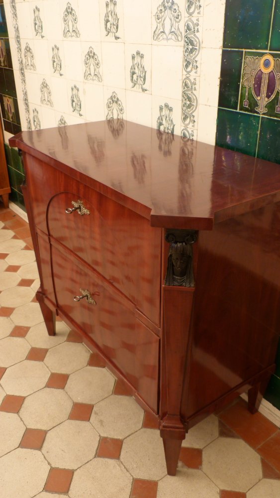 Zweischübige Biedermeierkommode, Mahagoni handpoliert um 1830 Zweischübige Biedermeierkommode, Mahagoni handpoliert um 1830