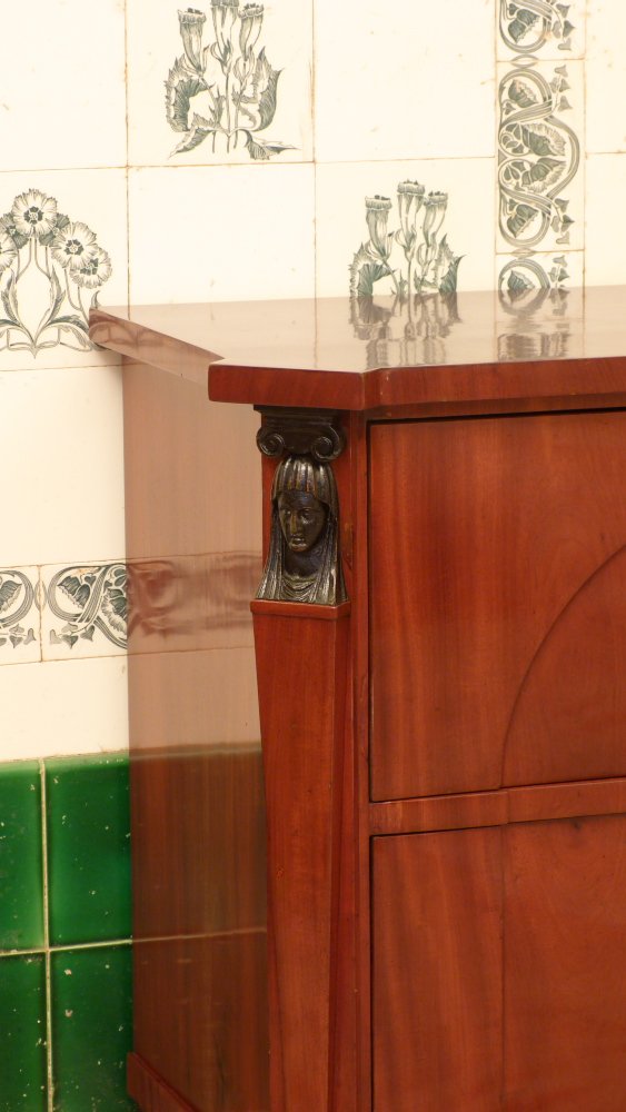 Zweischübige Biedermeierkommode, Mahagoni handpoliert um 1830 Zweischübige Biedermeierkommode, Mahagoni handpoliert um 1830