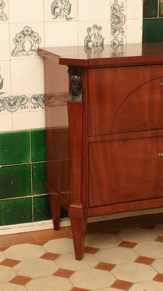 Zweischübige Biedermeierkommode, Mahagoni handpoliert um 1830 Zweischübige Biedermeierkommode, Mahagoni handpoliert um 1830