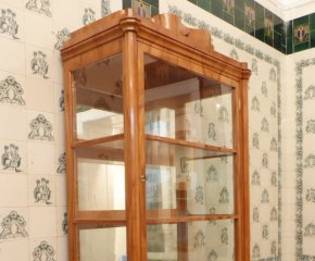 Seltene Biedermeiervitrine, Kirschholz handpoliert um 1840