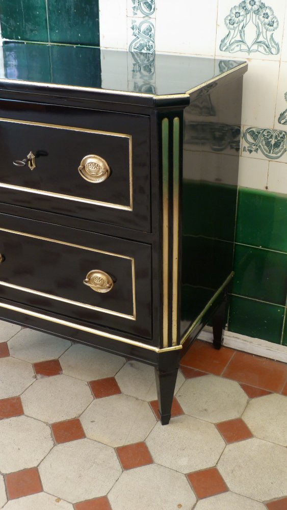 Elegante Louis-Seize Kommode, Birnbaum schwarz poliert um 1790 Elegante Louis-Seize Kommode, Birnbaum schwarz poliert um 1790