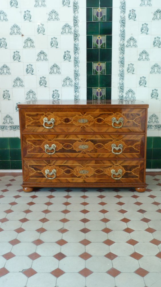 Louis-Seize Kommode, Nussbaum handpoliert um 1790 Louis-Seize Kommode, Nussbaum handpoliert um 1790