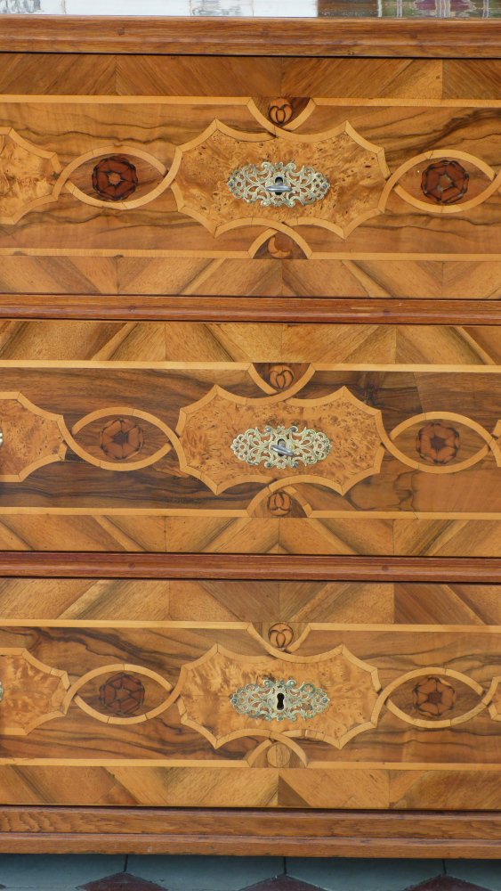Louis-Seize Kommode, Nussbaum handpoliert um 1790 Louis-Seize Kommode, Nussbaum handpoliert um 1790