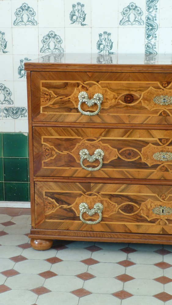 Louis-Seize Kommode, Nussbaum handpoliert um 1790 Louis-Seize Kommode, Nussbaum handpoliert um 1790