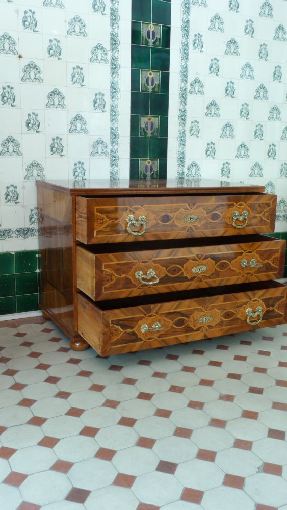 Louis-Seize Kommode, Nussbaum handpoliert um 1790 Louis-Seize Kommode, Nussbaum handpoliert um 1790