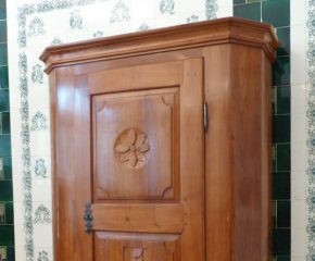 Sp&auml;tbarocker W&auml;scheschrank, massiv Kirscholz um 1790