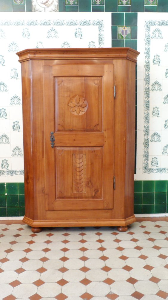 Spätbarocker Wäschschrank, massiv Kirschholz um 1790 Spätbarocker Wäschschrank, massiv Kirschholz um 1790