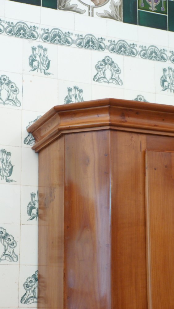 Spätbarocker Wäschschrank, massiv Kirschholz um 1790 Spätbarocker Wäschschrank, massiv Kirschholz um 1790