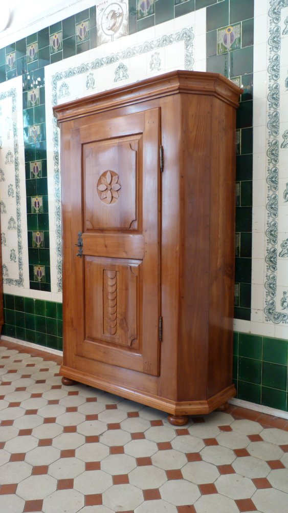 Spätbarocker Wäschschrank, massiv Kirschholz um 1790 Spätbarocker Wäschschrank, massiv Kirschholz um 1790