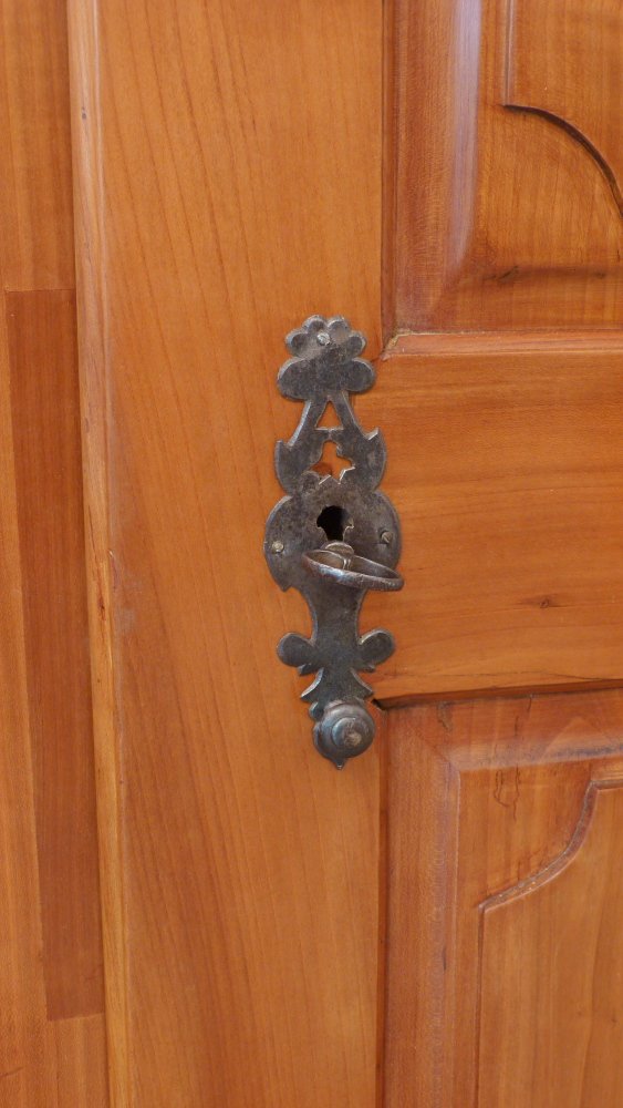 Spätbarocker Wäschschrank, massiv Kirschholz um 1790 Spätbarocker Wäschschrank, massiv Kirschholz um 1790