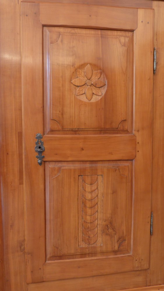 Spätbarocker Wäschschrank, massiv Kirschholz um 1790 Spätbarocker Wäschschrank, massiv Kirschholz um 1790