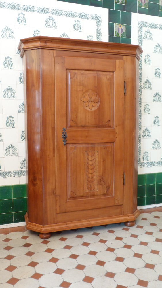 Spätbarocker Wäschschrank, massiv Kirschholz um 1790 Spätbarocker Wäschschrank, massiv Kirschholz um 1790