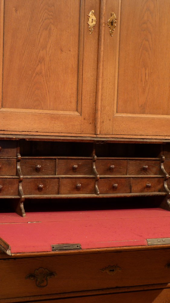 Sp&auml;tbarocker Aufsatzsekret&auml;r, Eiche um 1780