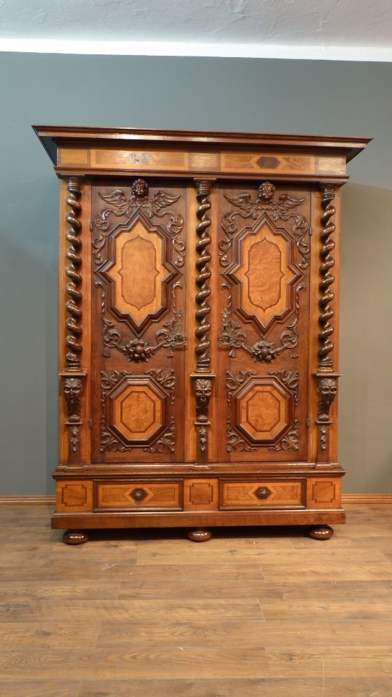 Prachtvoller Barockschrank, Nussbaum und Eiche um 1750