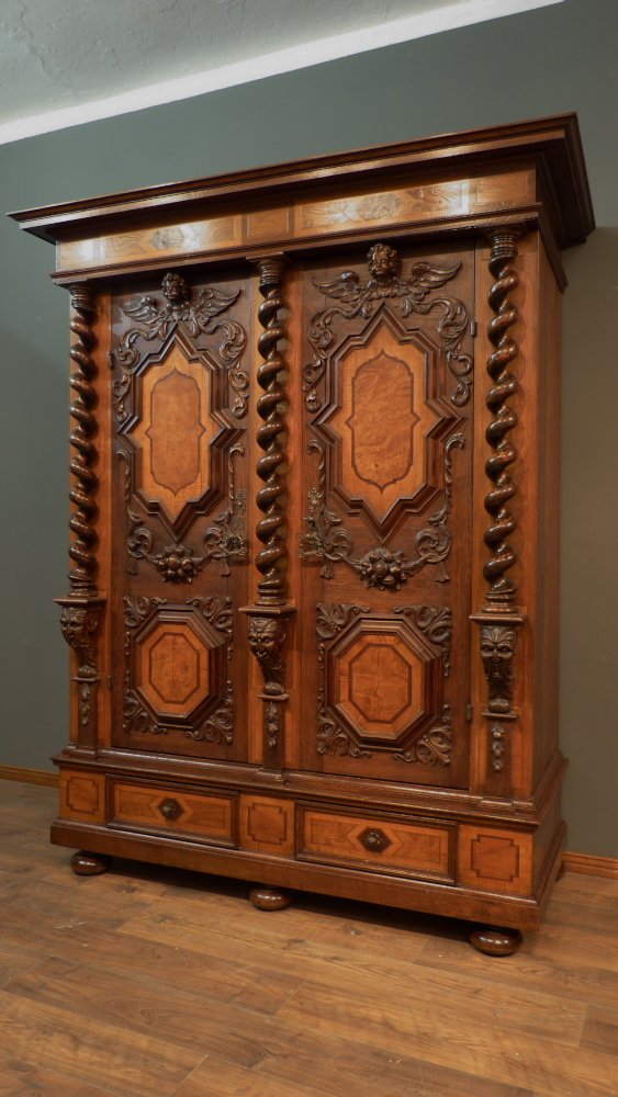 Prachtvoller Barockschrank, Nussbaum und Eiche um 1750