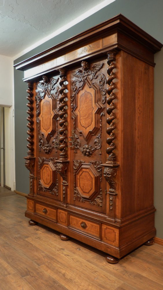 Prachtvoller Barockschrank, Nussbaum und Eiche um 1750