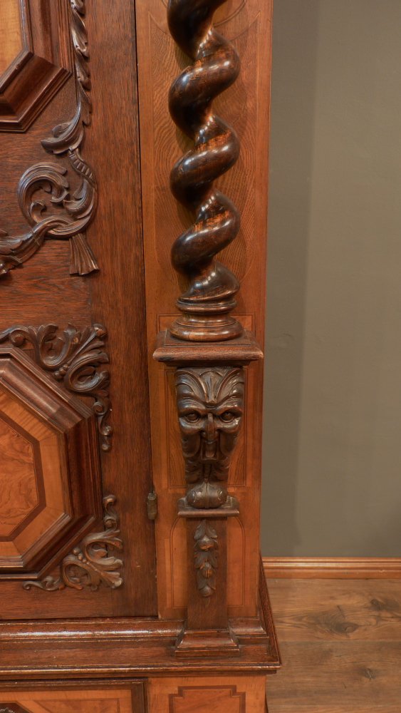 Prachtvoller Barockschrank, Nussbaum und Eiche um 1750