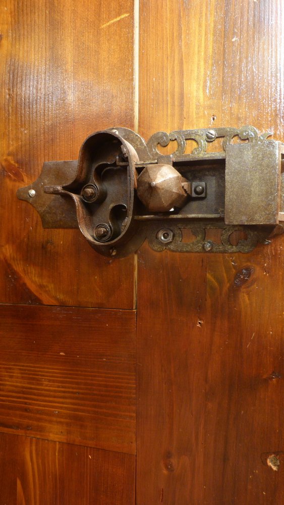Prachtvoller Barockschrank, Nussbaum und Eiche um 1750
