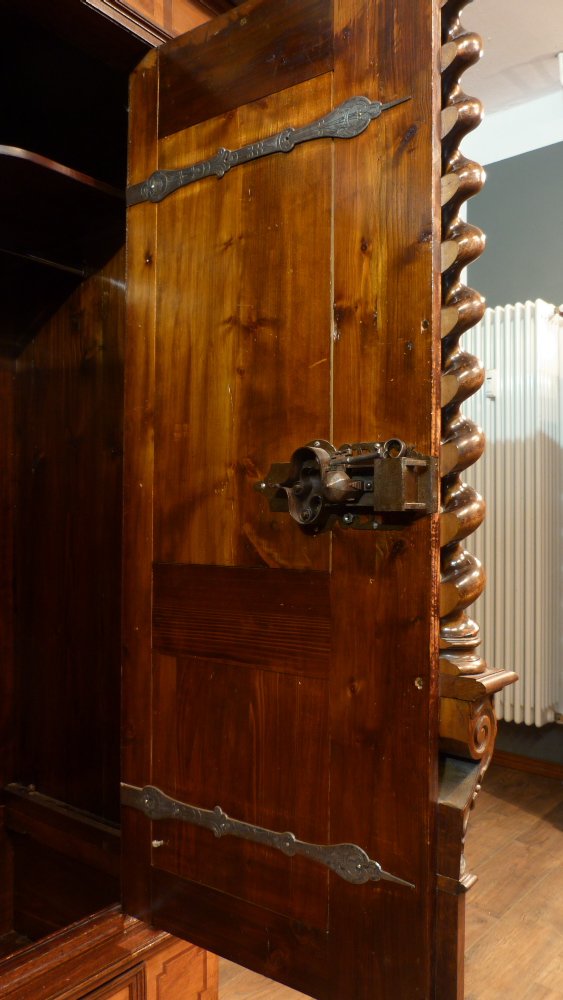 Prachtvoller Barockschrank, Nussbaum und Eiche um 1750