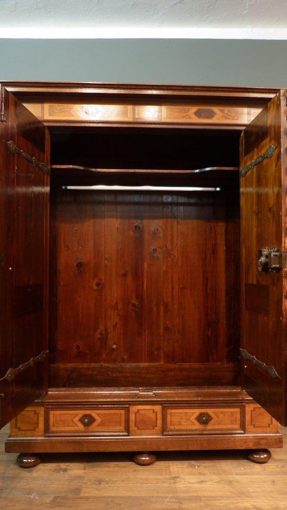 Prachtvoller Barockschrank, Nussbaum und Eiche um 1750