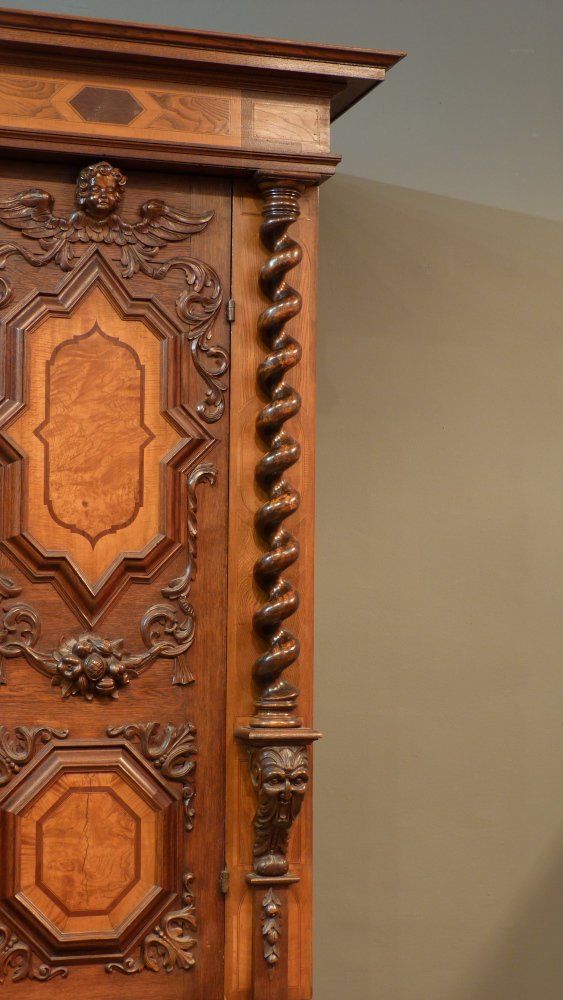 Prachtvoller Barockschrank, Nussbaum und Eiche um 1750
