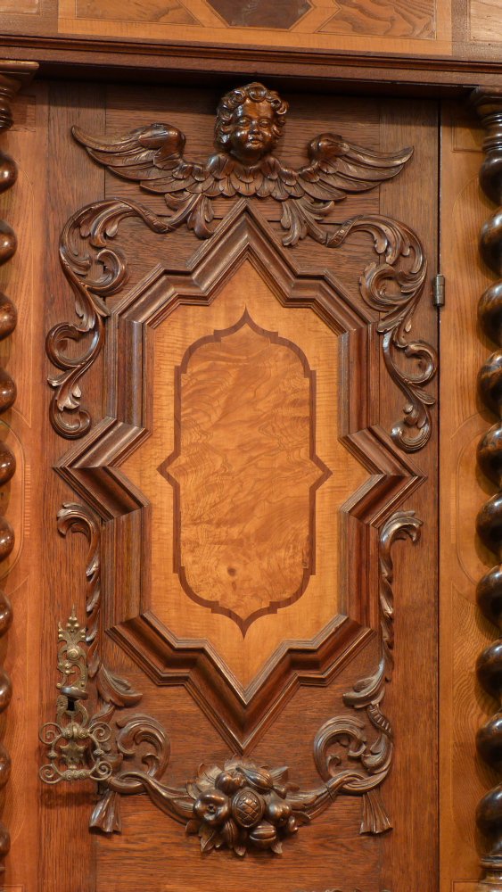 Prachtvoller Barockschrank, Nussbaum und Eiche um 1750