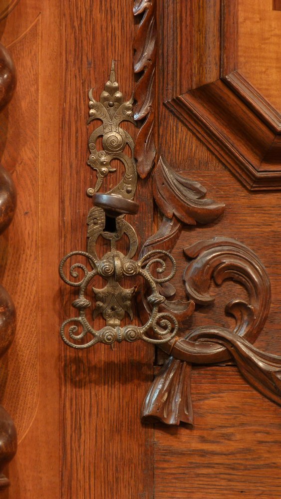 Prachtvoller Barockschrank, Nussbaum und Eiche um 1750