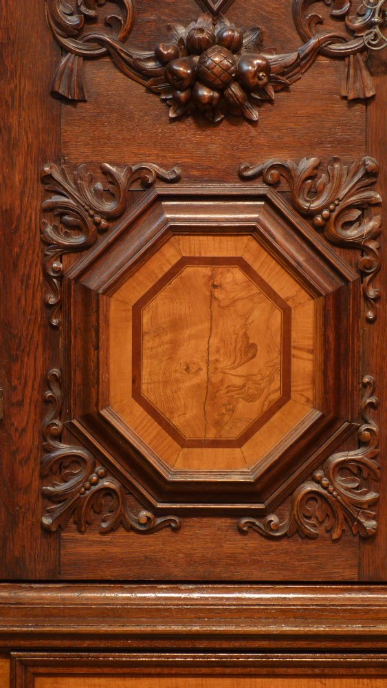 Prachtvoller Barockschrank, Nussbaum und Eiche um 1750