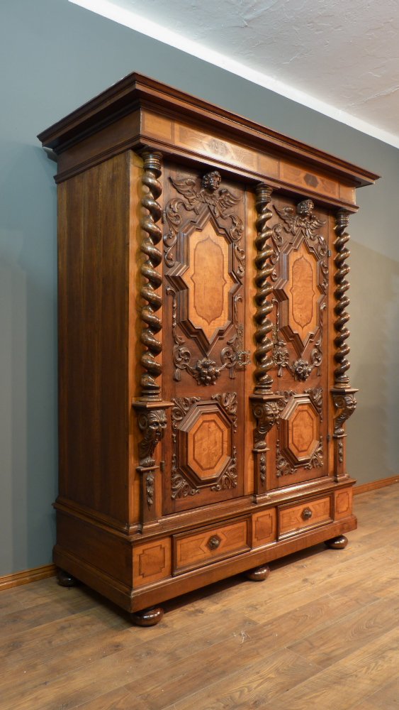 Prachtvoller Barockschrank, Nussbaum und Eiche um 1750
