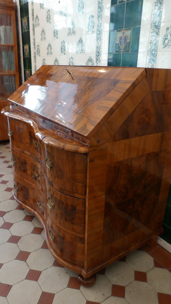 Barocker Schr&auml;gklappensekret&auml;r, Nussbaum handpoliert um 1760