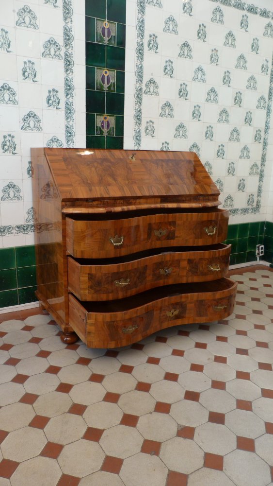 Barocker Schr&auml;gklappensekret&auml;r, Nussbaum handpoliert um 1760