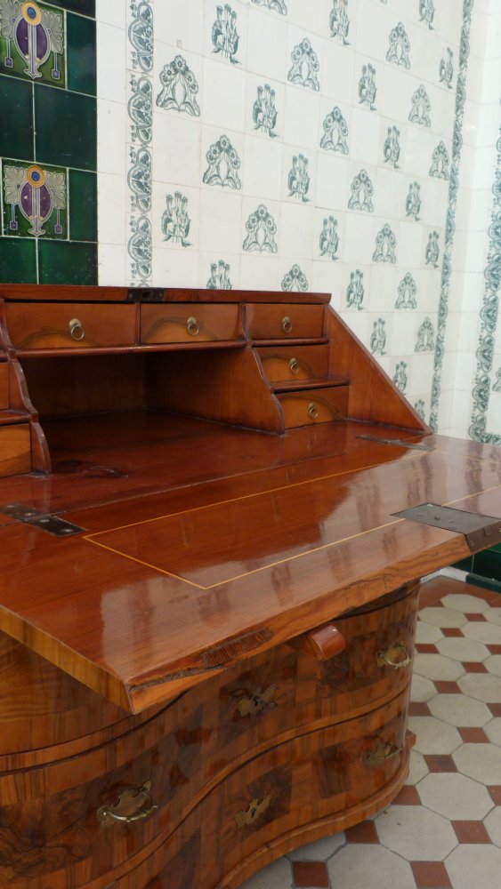 Barocker Schr&auml;gklappensekret&auml;r, Nussbaum handpoliert um 1760