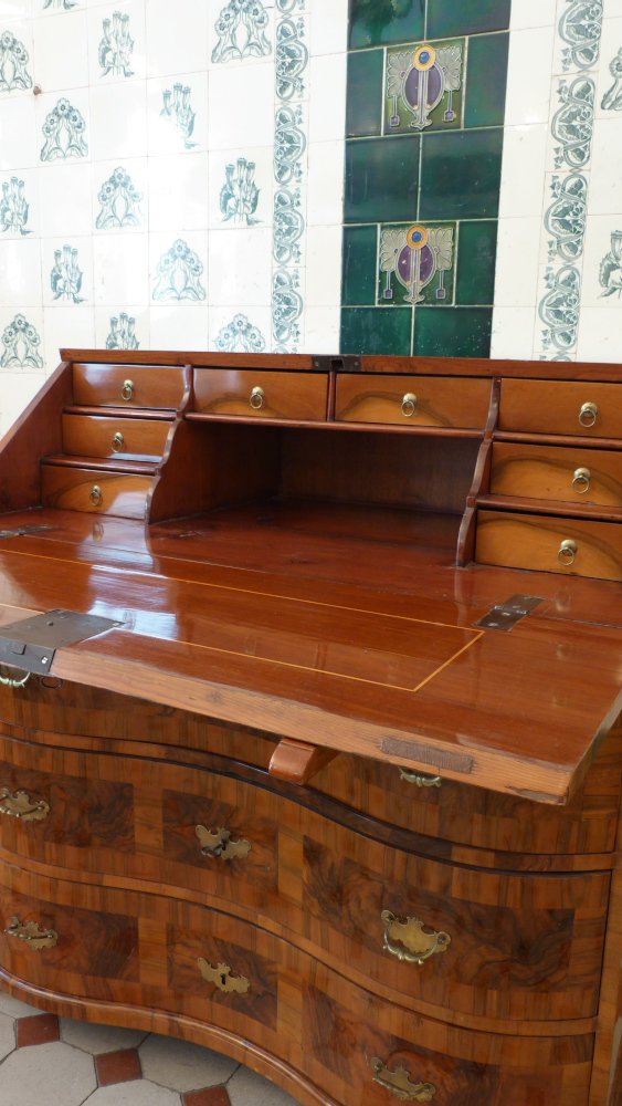 Barocker Schr&auml;gklappensekret&auml;r, Nussbaum handpoliert um 1760