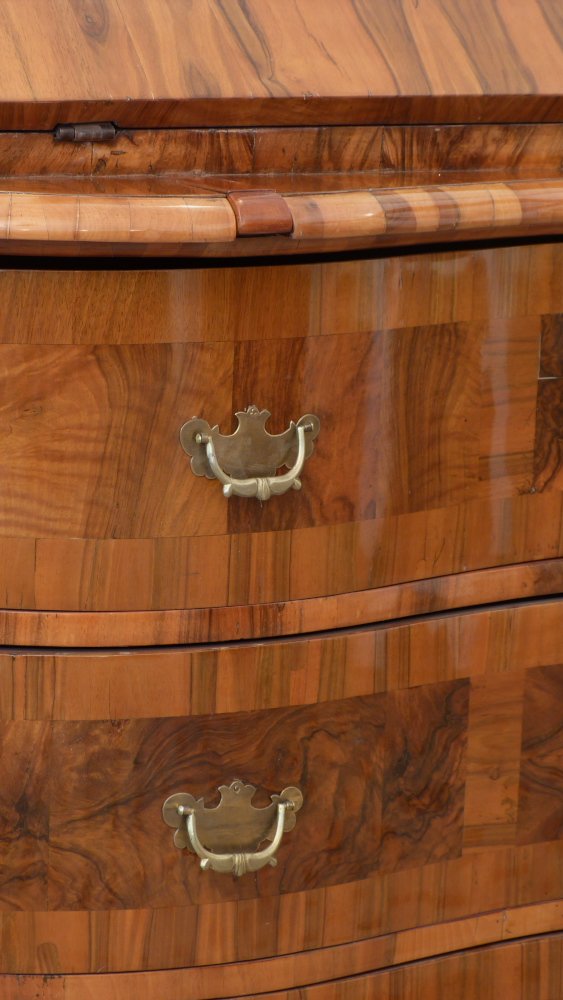 Barocker Schr&auml;gklappensekret&auml;r, Nussbaum handpoliert um 1760