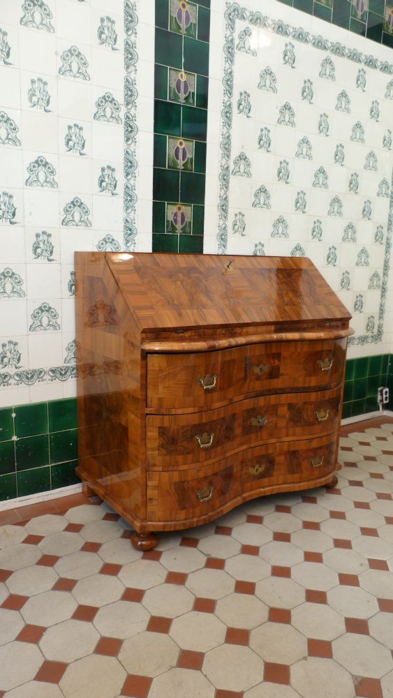 Barocker Schr&auml;gklappensekret&auml;r, Nussbaum handpoliert um 1760