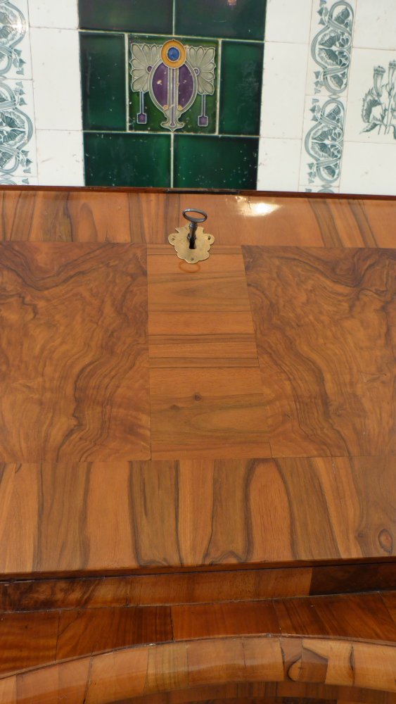 Barocker Schr&auml;gklappensekret&auml;r, Nussbaum handpoliert um 1760
