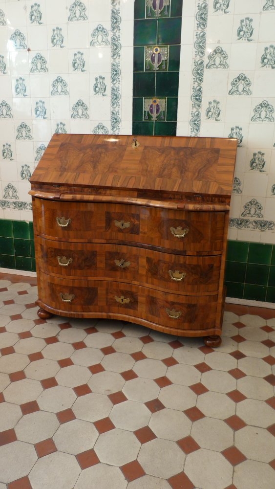 Barocker Schr&auml;gklappensekret&auml;r, Nussbaum handpoliert um 1760