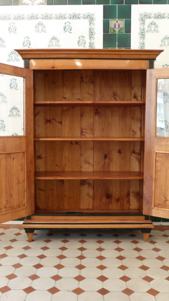 Biedermeier B&uuml;cher oder Geschirrschrank, Kirschholz handpoliert um 1840