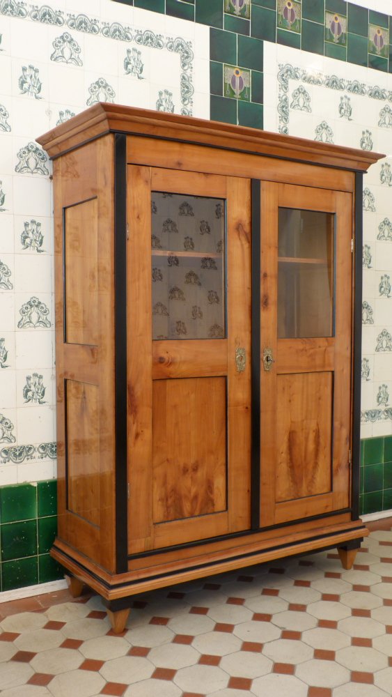 Biedermeier B&uuml;cher oder Geschirrschrank, Kirschholz handpoliert um 1840