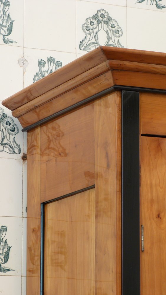 Biedermeier B&uuml;cher oder Geschirrschrank, Kirschholz handpoliert um 1840