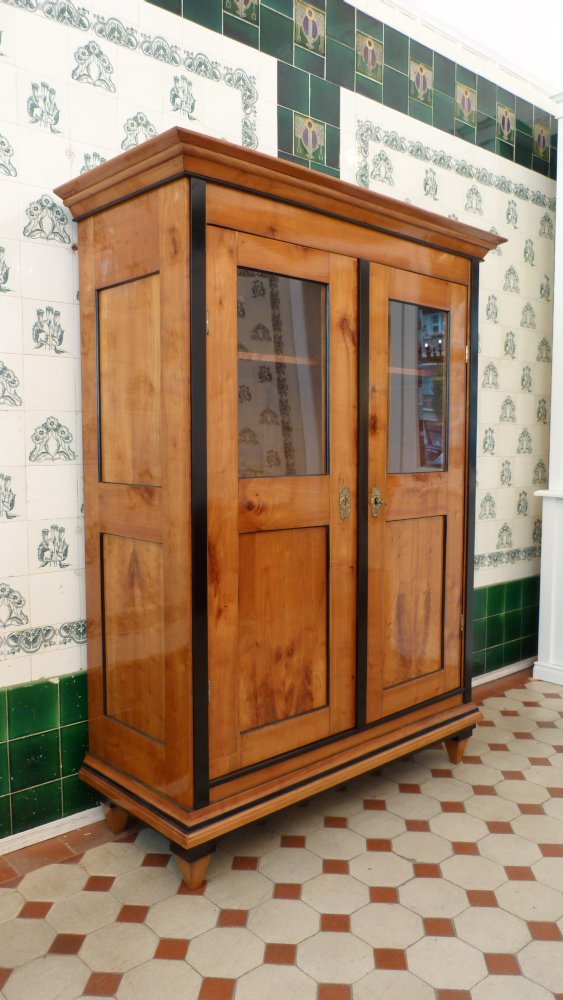 Biedermeier B&uuml;cher oder Geschirrschrank, Kirschholz handpoliert um 1840