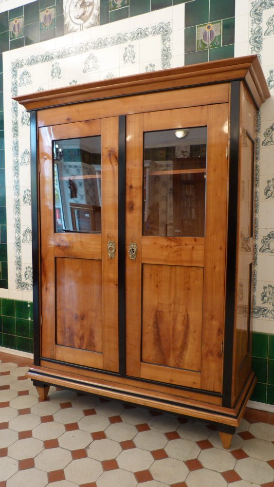 Biedermeier B&uuml;cher oder Geschirrschrank, Kirschholz handpoliert um 1840