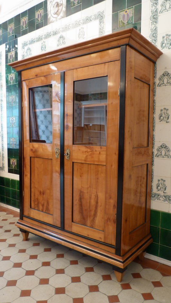 Biedermeier B&uuml;cher oder Geschirrschrank, Kirschholz handpoliert um 1840