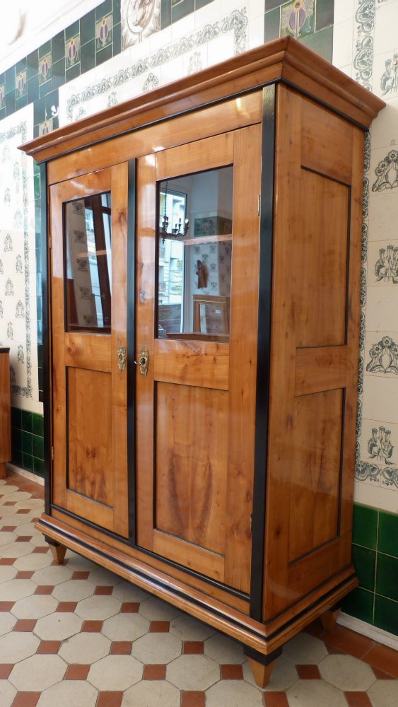 Biedermeier B&uuml;cher oder Geschirrschrank, Kirschholz handpoliert um 1840