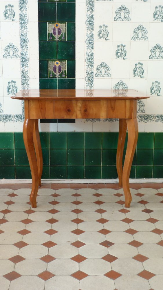 Formschöner Biedermeier Schreibtisch, Kirschholz handpoliert um 1850